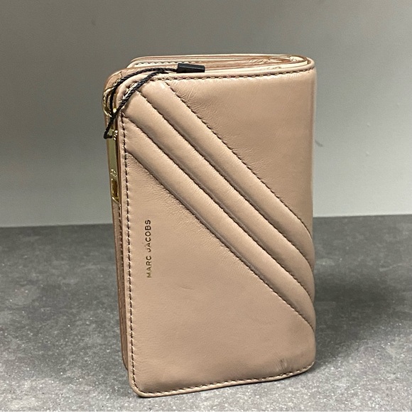MARC JACOBS - “The Glam Shot” Zip/ Snap Close Leather Wallet In Dusty Beige NWOT - Picture 15 of 16